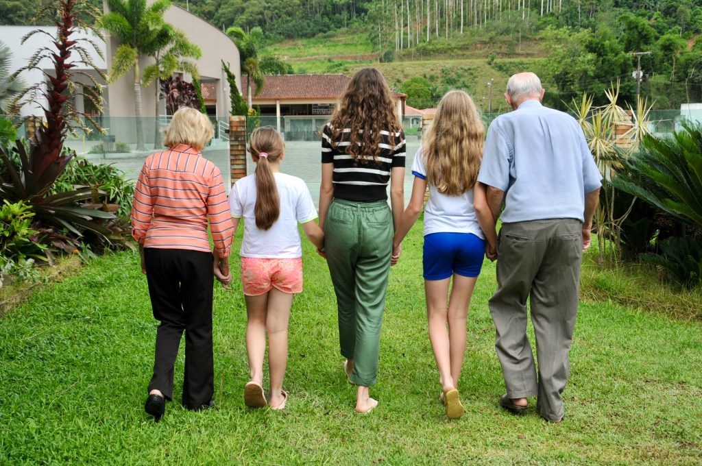 Fotorreportagem: Abraços e sorrisos que curam – Vida social e convivência familiar são chaves para prevenir casos de demência em&nbsp;idosos