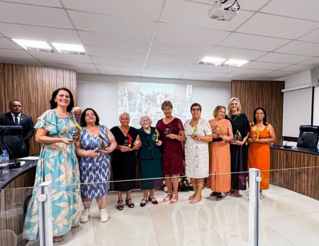Notícia factual: Vereadores de Antônio Carlos (SC) homenageiam mulheres com Troféu Anastácia&nbsp;Guesser
